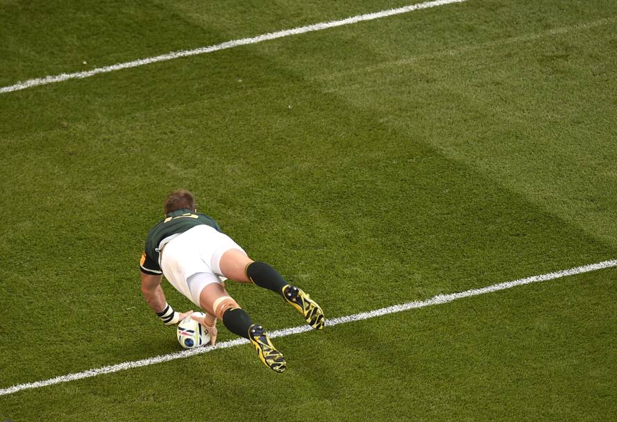 Spettacolare meta capitano del Sudafrica Jean de Villiers, contro Samoa, nella gara valida per la Coppa del Mondo di rugby (Afp)